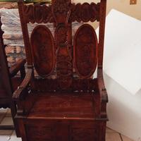 Sedie, cappelliera, cassapanca e scrivania antiche