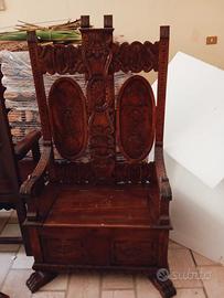 Sedie, cappelliera, cassapanca e scrivania antiche