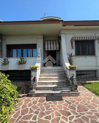 VILLA SINGOLA A CASTEL D'ARIO