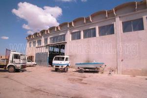 Locale commerciale con parcheggio