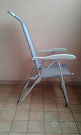 Coppia sdrai da campeggio