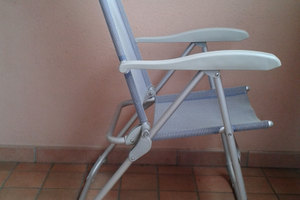 Coppia sdrai da campeggio