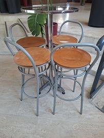 Set tavolino con sgabelli