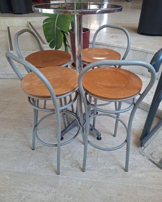 Set tavolino con sgabelli