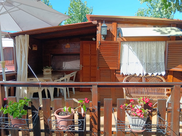 Roulotte+ casetta in legno con posto auto