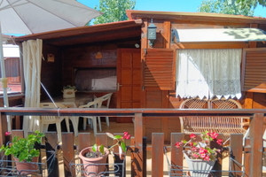 Roulotte+ casetta in legno con posto auto