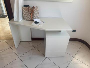 Scrivania più sedia