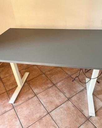 Scrivania Ikea con regolazione altezza elettrica