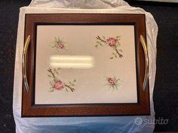 Vassoio vintage con ricamo a punto croce