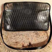 Borsa in pelle nera a tracolla con disegno geometr