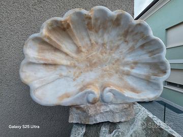 acqusantiera in marmo bianco a conchiglia