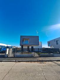 CASA BIFAMILIARE DI NUOVA COSTRUZIONE CON GIARDINO