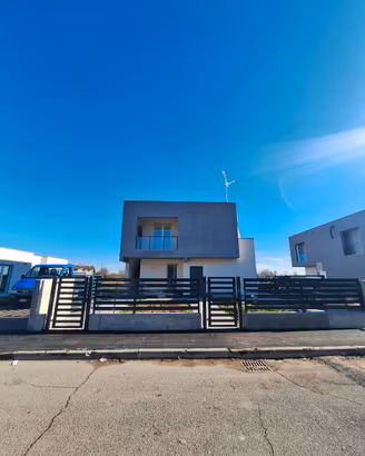 CASA BIFAMILIARE DI NUOVA COSTRUZIONE CON GIARDINO