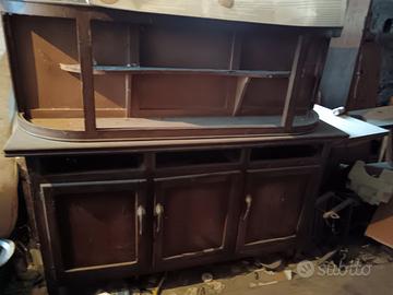 Credenza in legno.