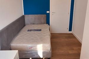 Stanza in appartamento solo donne,comodo al centro
