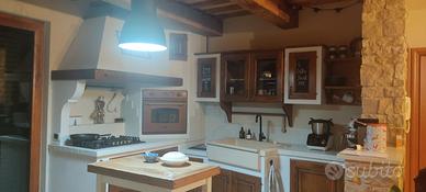 Cucina in legno finta muratura