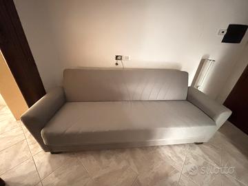 Divano grigio 3 posti