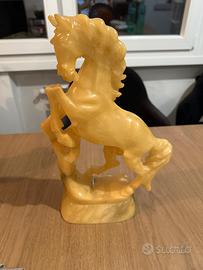 Cavallo rampante vintage in onice giallo