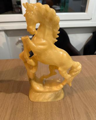 Cavallo rampante vintage in onice giallo