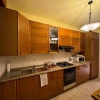 Cucina in legno + Tavolo e sedie