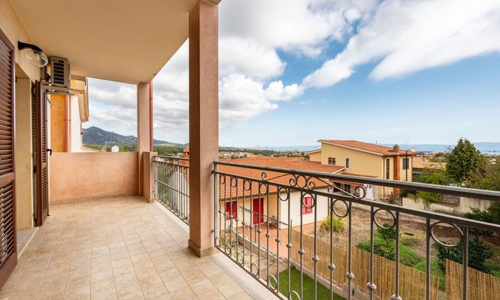 Villetta su due livelli con terrazze e giardino