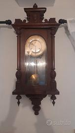 Orologio a pendolo, poltroncina legno, portaogetti