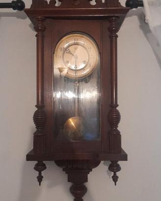 Orologio a pendolo, poltroncina legno, portaogetti