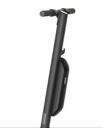 Monopattino con batteria aggiuntiva