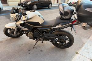 Moto Yamaha XJ6