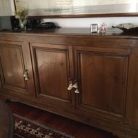 Credenza antica con ante
