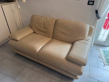 Divano in pelle beige Chateau d’Ax