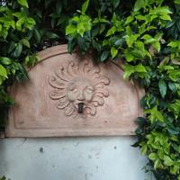 Conca con piedistallo e fontana in terracotta