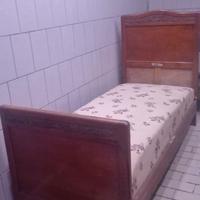 Due letti e armadio anni '40 in ciliegio