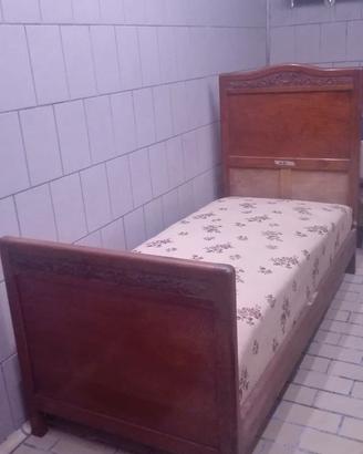 Due letti e armadio anni '40 in ciliegio