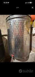Botte in acciaio per vino