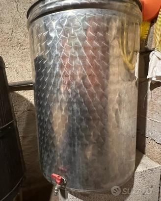 Botte in acciaio per vino