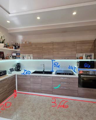 cucina con parete attrezzata 