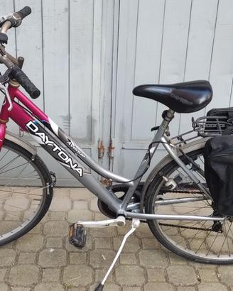 Bicicletta city bike bici 28 con borse e cestino