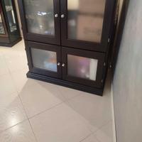 Mobile nero con ante