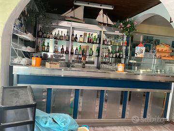 Banco bar frigo con scaffali bottiglie
