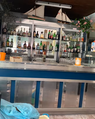 Banco bar frigo con scaffali bottiglie