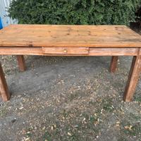 Tavolo in legno con prolunghe