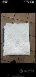 copriletto singolo in tessuto damascato bianco.