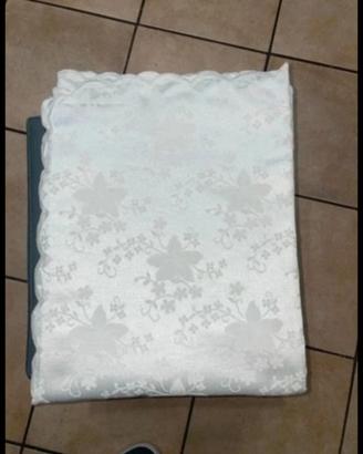 copriletto singolo in tessuto damascato bianco.