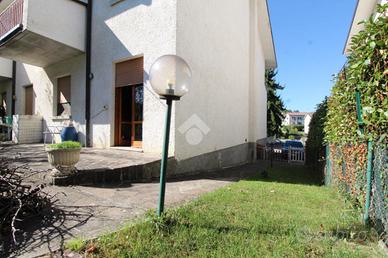 VILLA A SCHIERA A TOANO