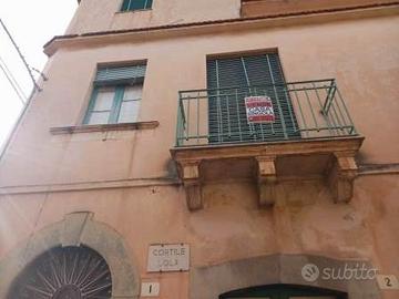 Palazzetto indipendente con terrazza e garage