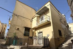 6 LOCALI A CANOSA DI PUGLIA
