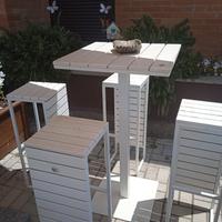 Tavolino con sgabelli 