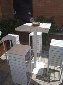 Tavolino con sgabelli 