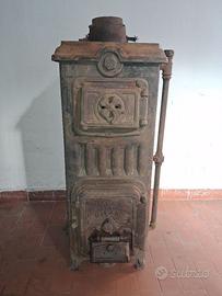 Stufa in ghisa. Pezzo d'arredamento/antiquariato